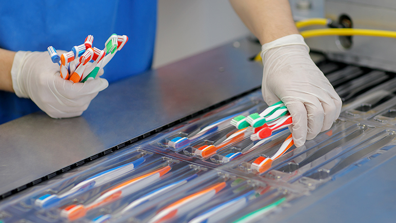 通过图像处理、伺服、机器人、读码等系统的组合，实现生产的高度自动化