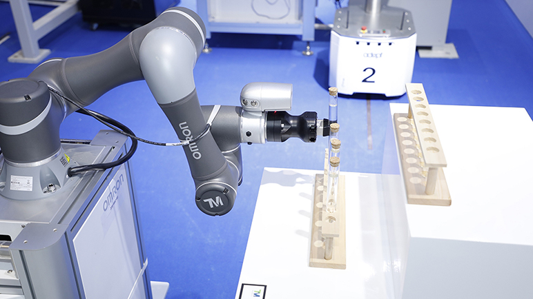 将自动化技术应用于医疗检测，降低人工介入的感染风险